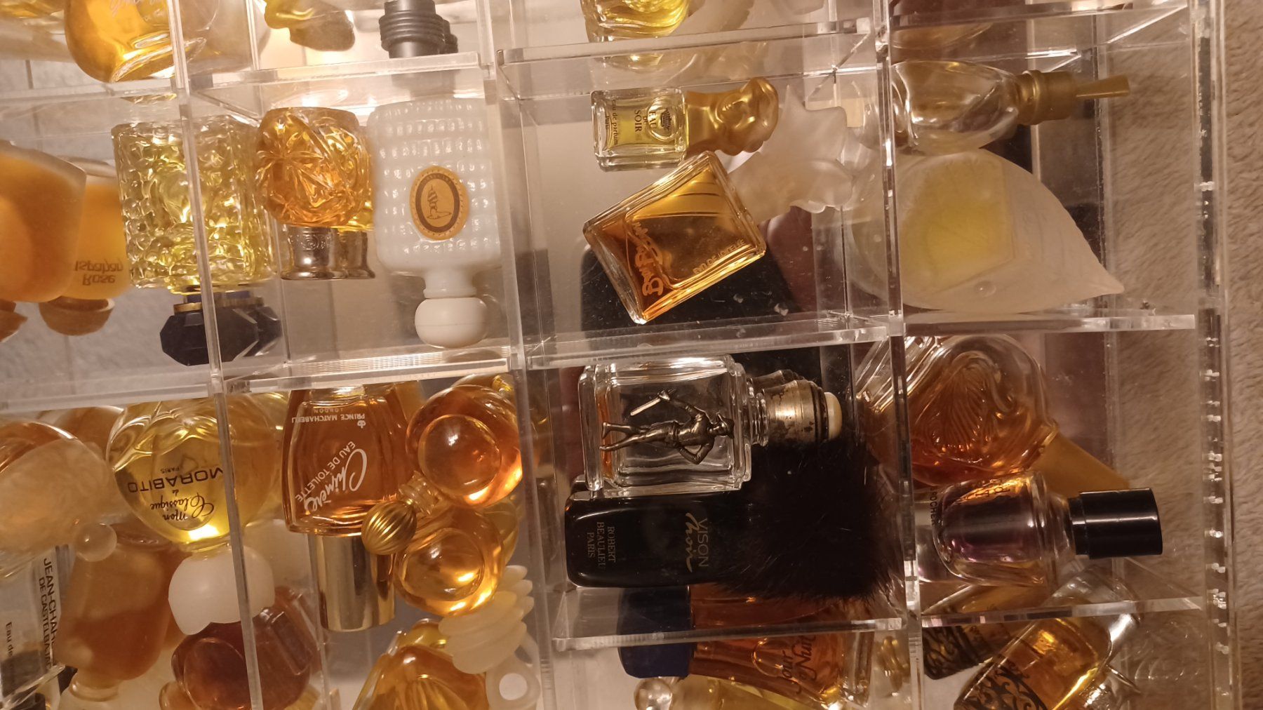 Profumi & Eau de Toilette: Parfum Miniaturen Sammlung im Acryl Display gebraucht – Usato da Winznau venduto da FlorianV 5