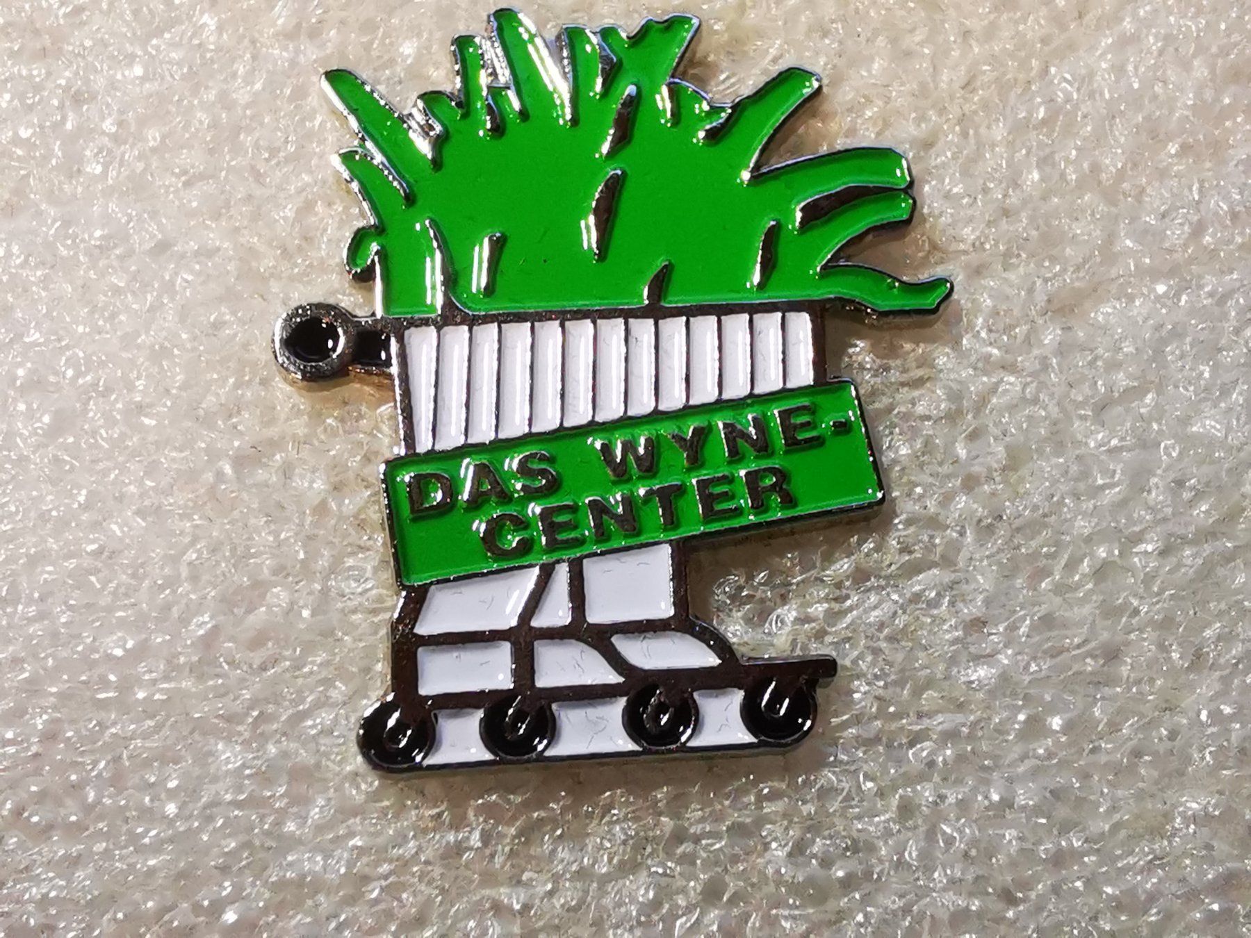 Placchette & Badge: Ansteckpin 99: Das Wyne Center – Usato da Oppligen venduto da Pin-Fall-Shop