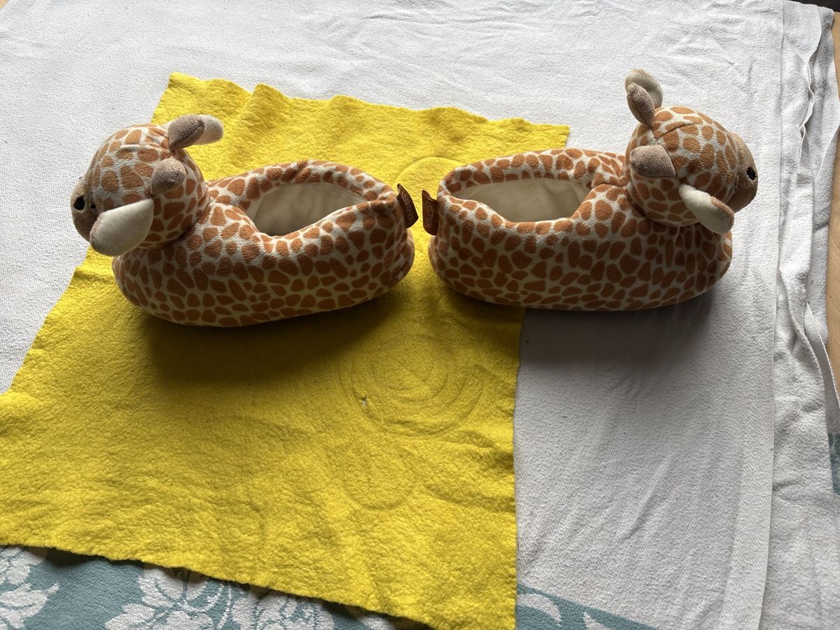 Scarpe per ragazzi: Warme Giraffe Hausschuhe – Usato da Thun venduto da Gitarre-1 3
