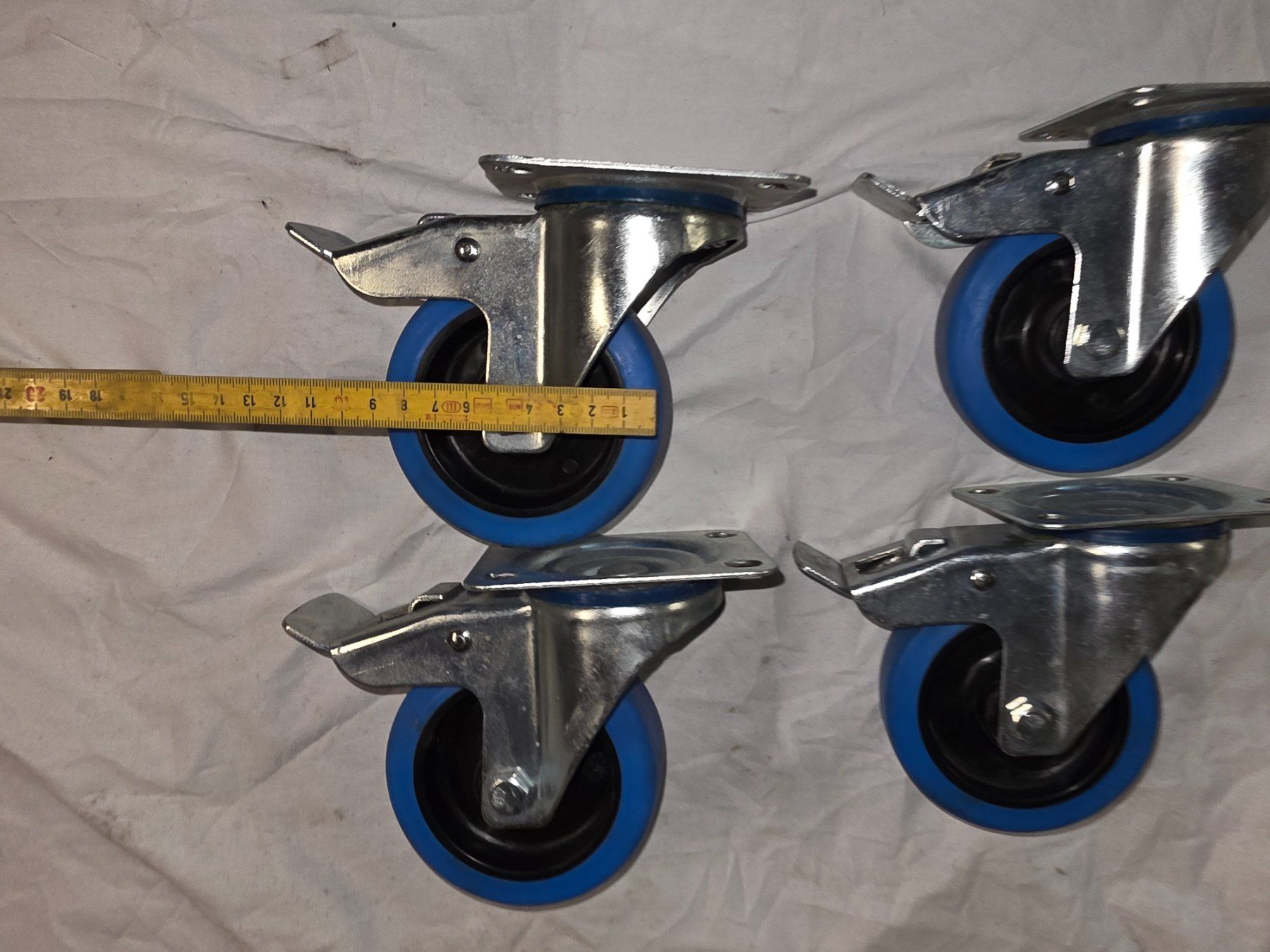 Altro per stoccaggio & trasporto: 4 Lenkrollen mit Bremse blau Rad 9 cm – Usato da Kirchlindach venduto da rey_g5wn