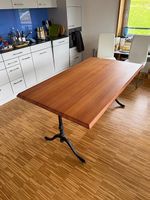 Hochwertiger Massivholztisch mit gusseisernen Bistrofüssen