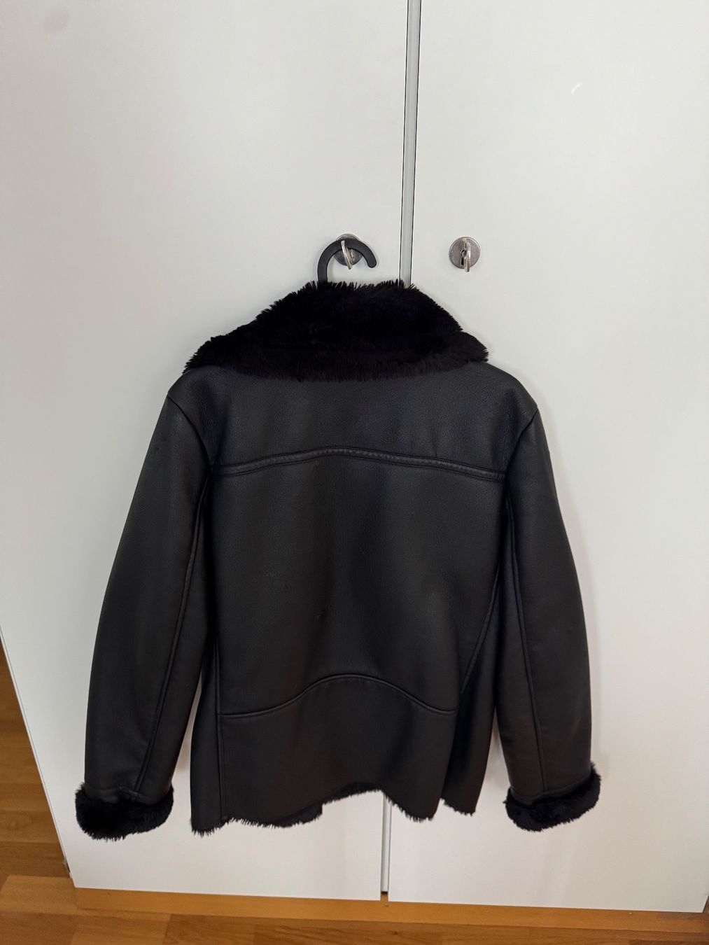 Mango Vestes: schwarze Jacke mit Kunstfell – D'occasion à Rüfenacht BE par NE_ 2