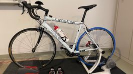 BMC Rennvelo mit Elite Kubo Power Fluid Rollentrainer
