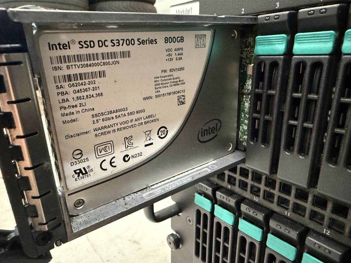 Server: Server Gehäuse Teile Festplatten RAM Konvolut – Usato da Amriswil venduto da nat_8mxt 2