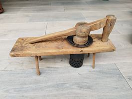 Antike Kartoffelpresse aus massivem Holz / 19. Jahrhundert