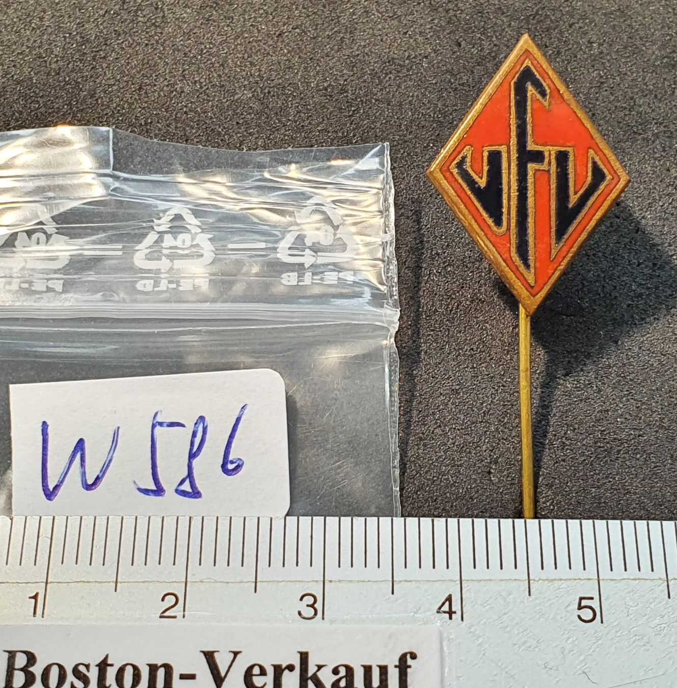 Plaquettes & Badges: W586 - Alte Anstecknadel   VFL oder JVL Logo – D'occasion à Reinach BL par Boston-Verkauf 3