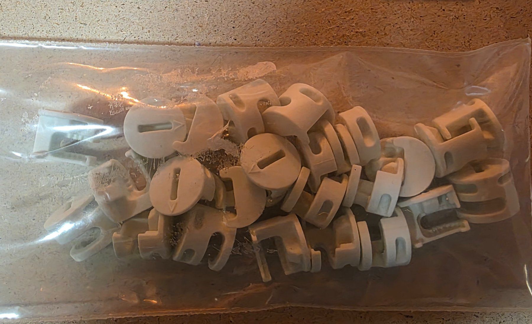 Ikea Ferramenta: 24 écrous à came en plastique blanc IKEA – Nuovo (secondo la descrizione) da St-Pierre-de-Clages venduto da polterpolter 2