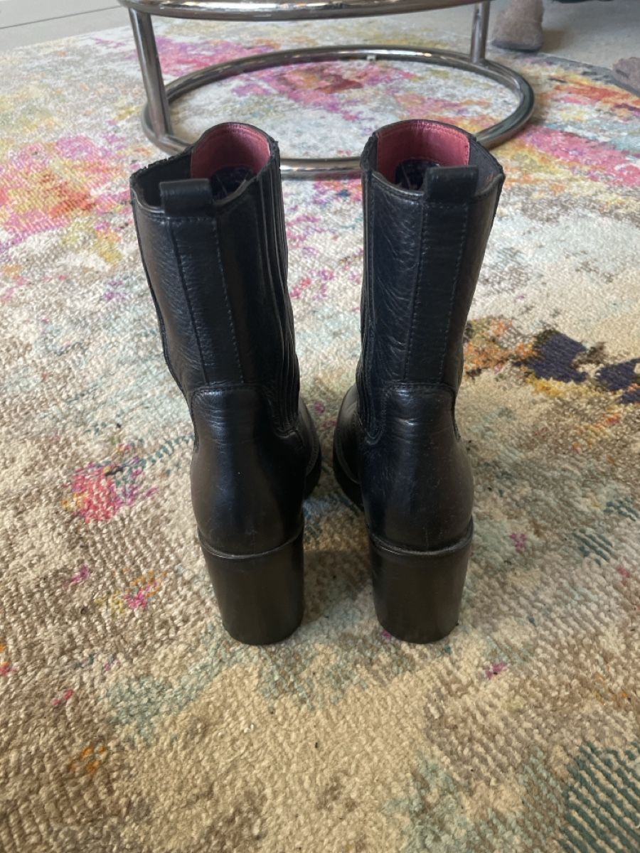 Scarpe da donna: schwarze Stiefel mit Absatz – Usato da Zürich venduto da balilife 2