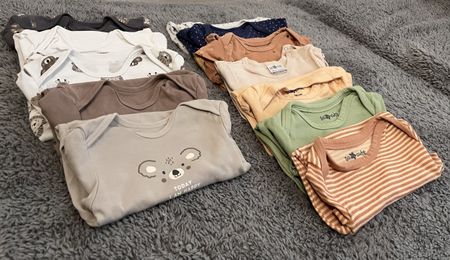 Kurzarm-Body-Paket in Größe 86. Sehr guter Zustand, unisex.