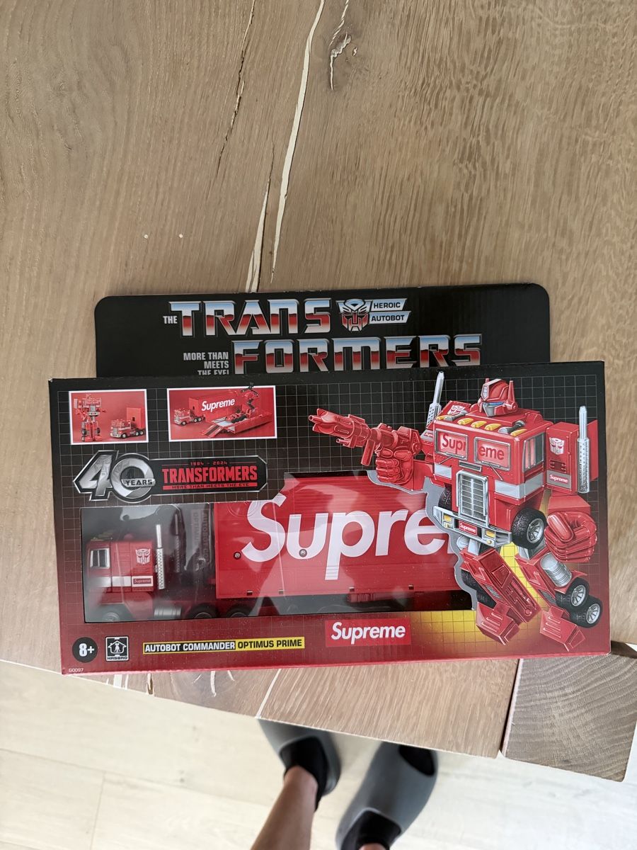 Hasbro Statuette: Supreme Transformers G1 Optimus Prime NEU – Nuovo e nell'imballaggio originale da Signau venduto da WhiteyWyss