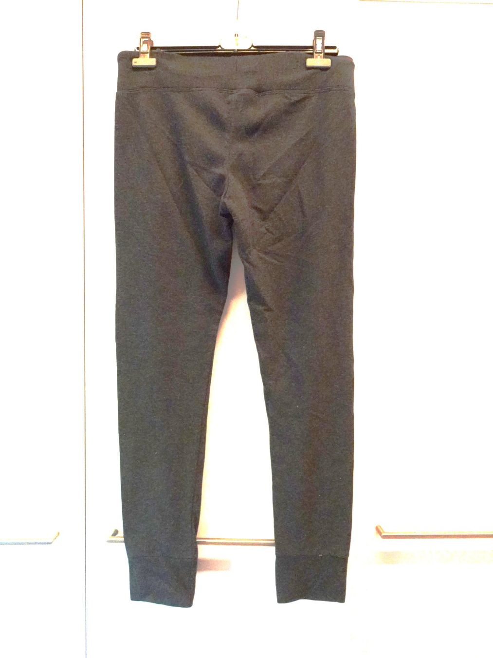 H&M Hosen: H&M Trainerhose dunkelgrau Gr. M - M372 – Gebraucht aus Küssnacht am Rigi von Good4Deckeli 1