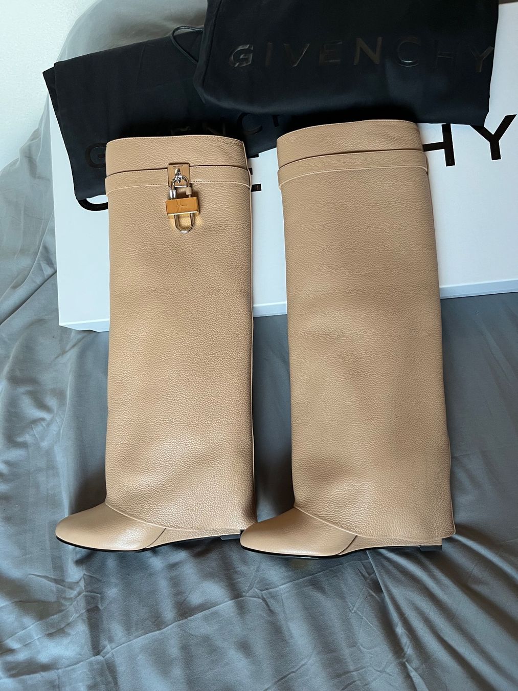 Givenchy Scarpe da donna: GIVENCHY SHARK LOCK BOOTS CAMEL BEIGE – Nuovo e nell'imballaggio originale da Lausanne venduto da Sylvain_luxury 3