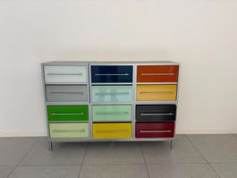 Farbenfrohes Sideboard - mit 12 Schubladen, guter Zustand