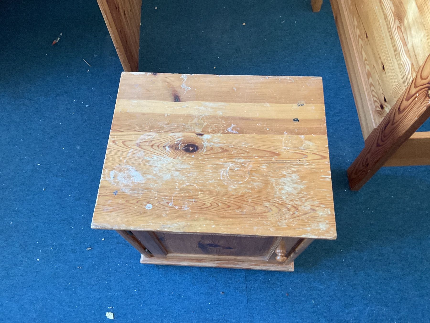 Tables de nuit: Echt Holz Nachttisch zum bemalen – D'occasion à Uster par Hotelliquidation 1