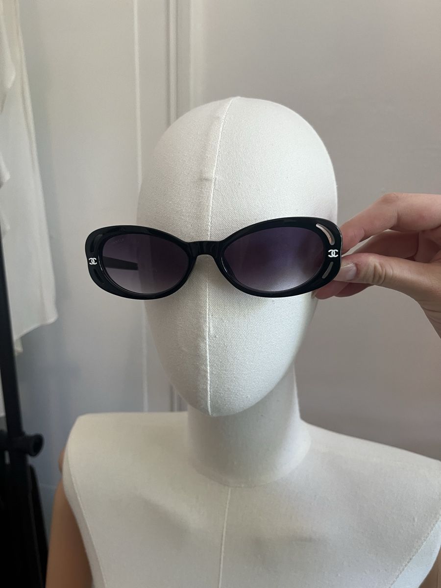 Occhiali & Lenti: Sunglasses Black Oval Frame Ladies Good Condition – Nuovo (secondo la descrizione) da Zürich venduto da Melina.A 4