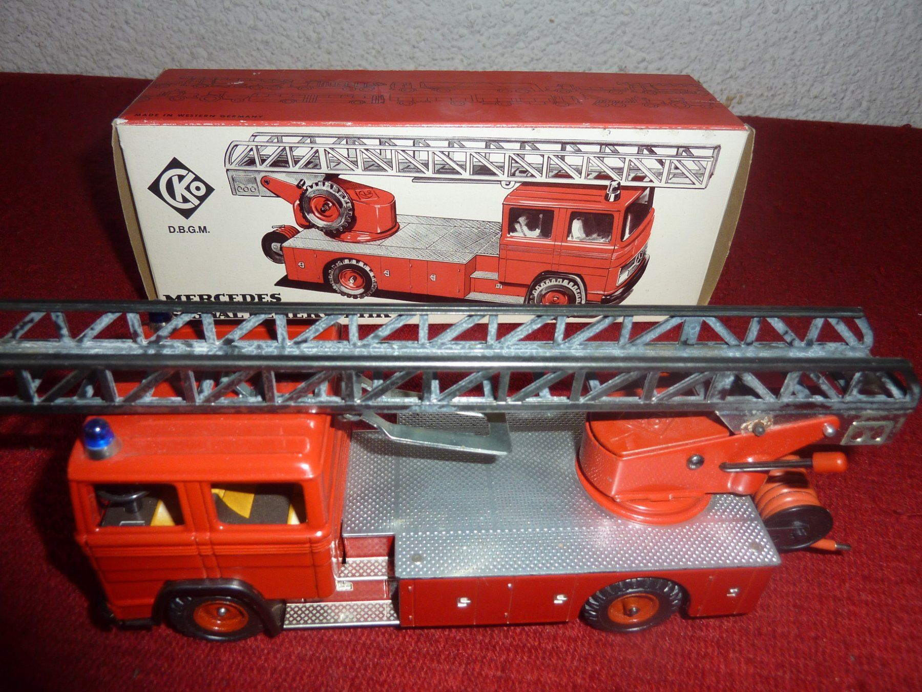 Modellini d'auto: CKO Kellermann, rotes Feuerwehrauto Nr. 439 – Nuovo e nell'imballaggio originale da Rüfenacht BE venduto da Flurweg2