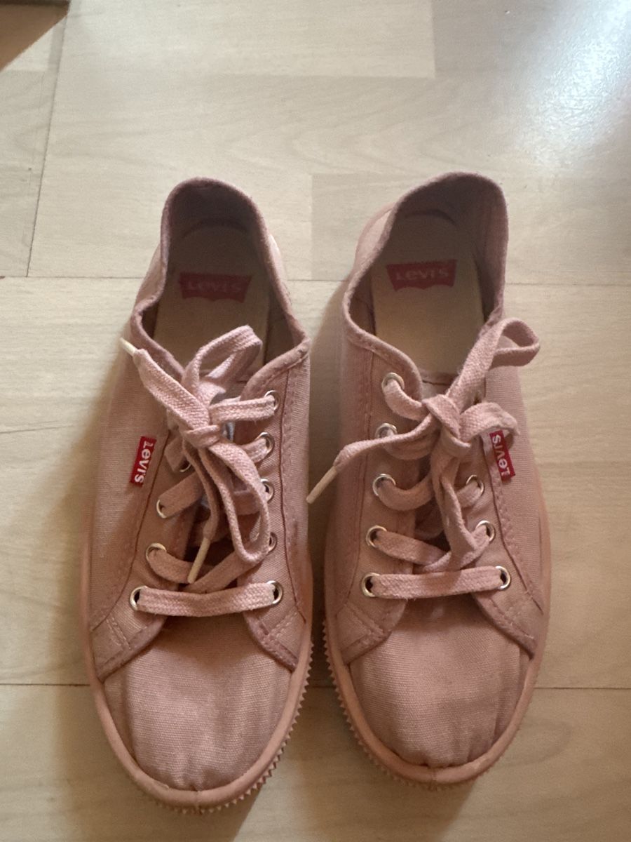 Levi's Herrenschuhe: Levi's Sneaker, Grösse 38,wenig getragen – Gebraucht aus Gersau von Second-Hand-Shop 1