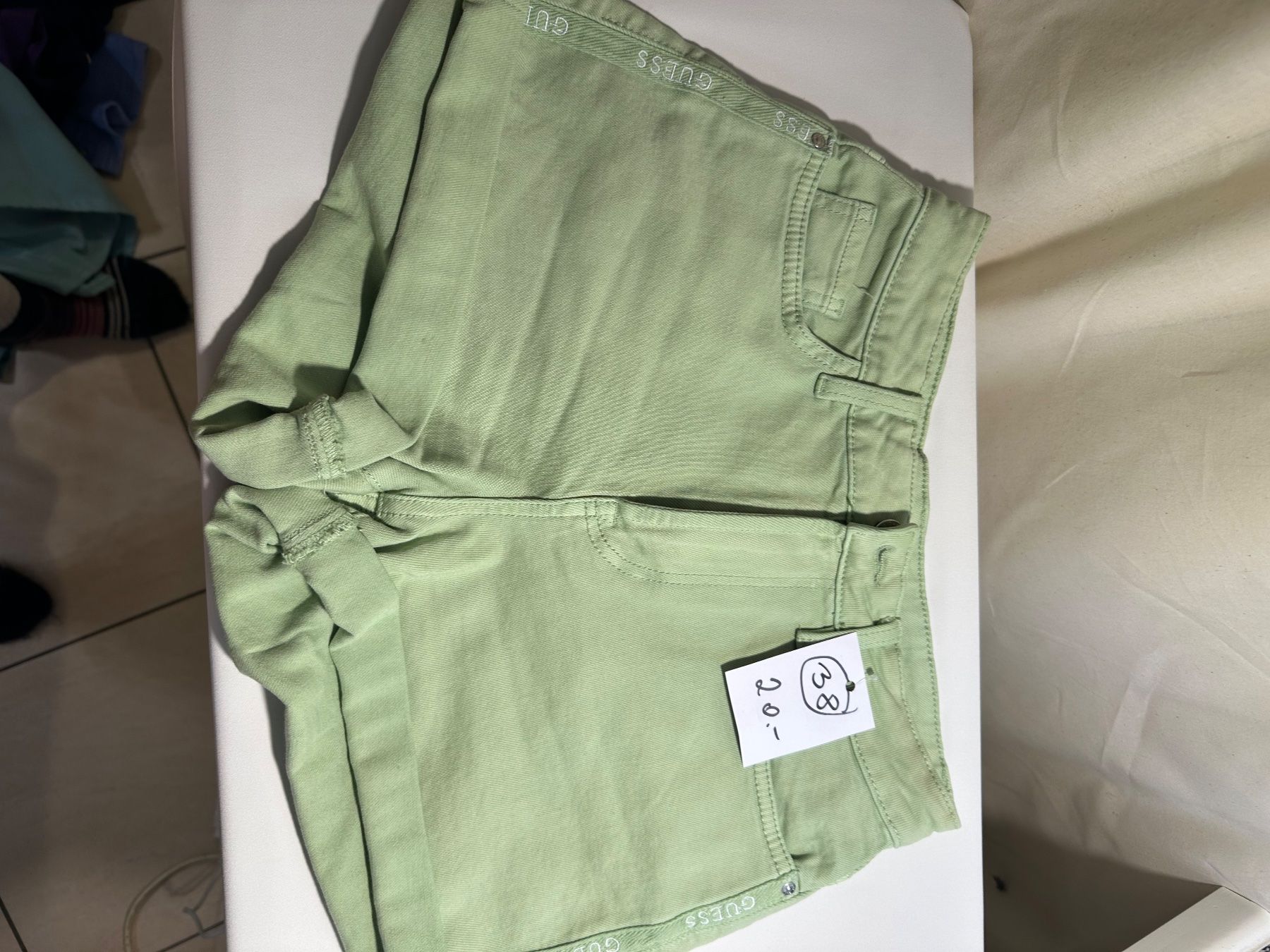 Guess Pantaloni: Guess – Nuovo (secondo la descrizione) da Onex venduto da eri_jx6q