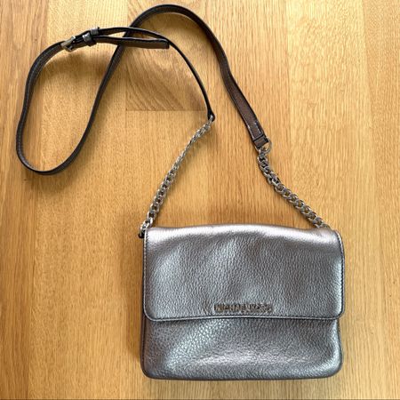 Sac bandoulière en cuir métallisé argenté Michael Kors