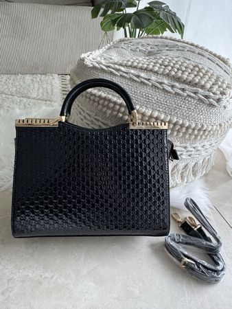 Schwarze Handtasche mit Gold Details, Neu, Top Zustand!