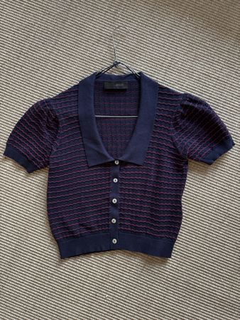 Cardigan court tricoté bleu marine et rouge 