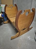 Antike Baby-Wiege aus echtem Holz