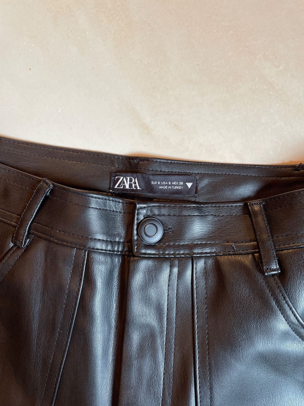 Zara Pantaloni: Zara - Hose aus Kunstleder – Usato da Grenchen venduto da Zombiepolizist 2