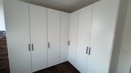 Weisser Eck-Kleiderschrank mit viel Stauraum