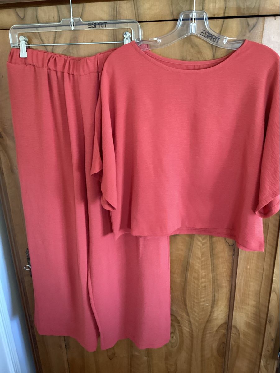 Lotti di vestiti: Hose mit Oberteil, Gr. XL – Usato da Salenstein venduto da Esprit57