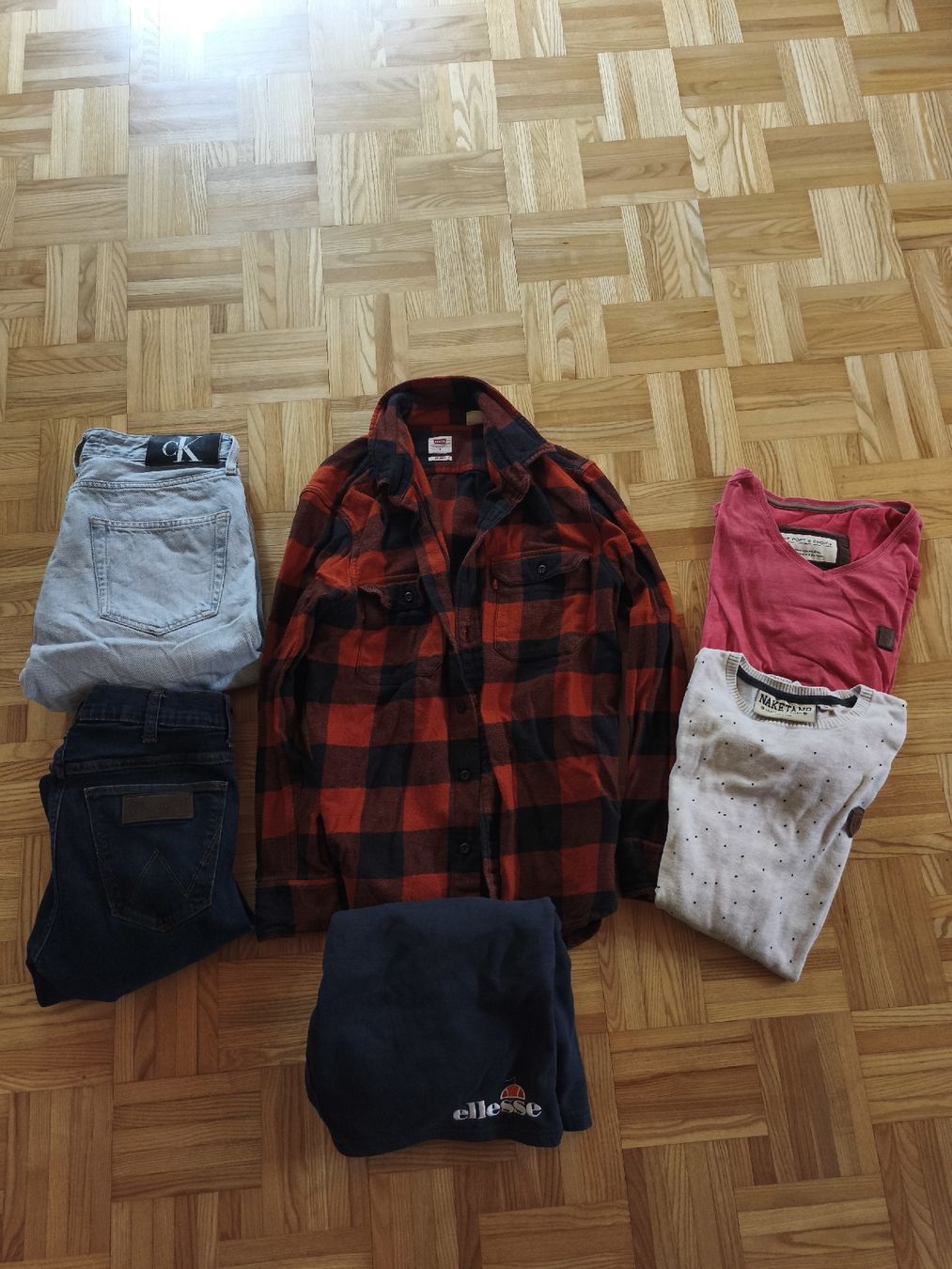 Lots de vêtements: Kleiderset Levis, Naketano etc – D'occasion à Kandersteg par digginblackpearlz