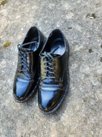 Lackschuhe mit feinen Nietendetails