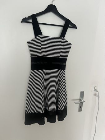 Schönes Kleid mit Streifenmuster, ideal für den Sommer! S/36