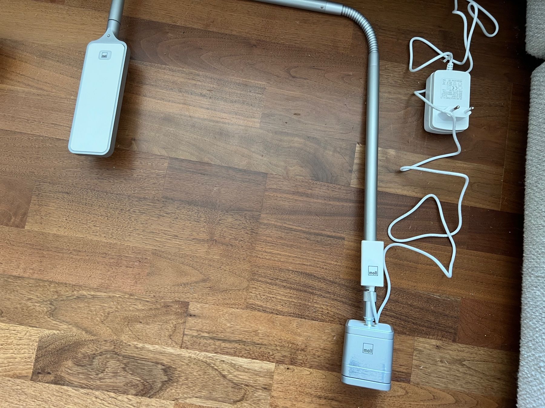 Moll Lampade: Moll Flexlight Schreibtischlampe LED  USB Ladestation – Usato da Jona venduto da Sariksa