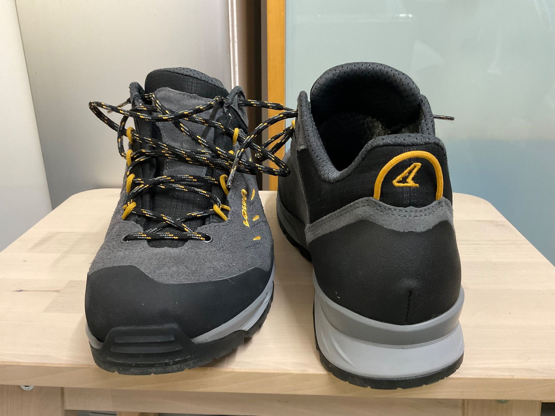 Lowa Scarpe da uomo: Lowa Wanderschuhe mit Gore-Tex – Usato da Egolzwil venduto da CasperJanssen 1