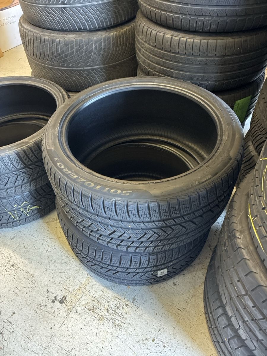 Pirelli Pneus & Kompletträder: Winterreifensatz Pirelli Ferrari – Gebraucht aus Stein AR von Leirer_Stein
