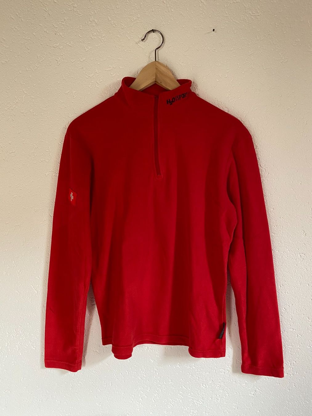 Pullover & Sweatshirts: Pull thermo rouge avec col montant et fermeture éclaire – Gebraucht aus Delémont von elena_neuhaus