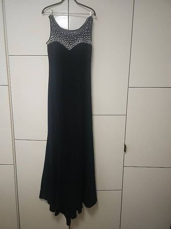 Tolles Abendkleid mit Perlenstickerei und Schal