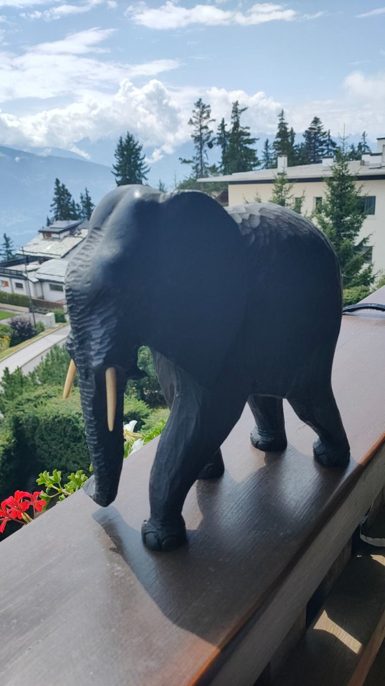 Statuette: Sculpture éléphant en bois de tilleul – Usato da Crans-Montana venduto da Camphill 3