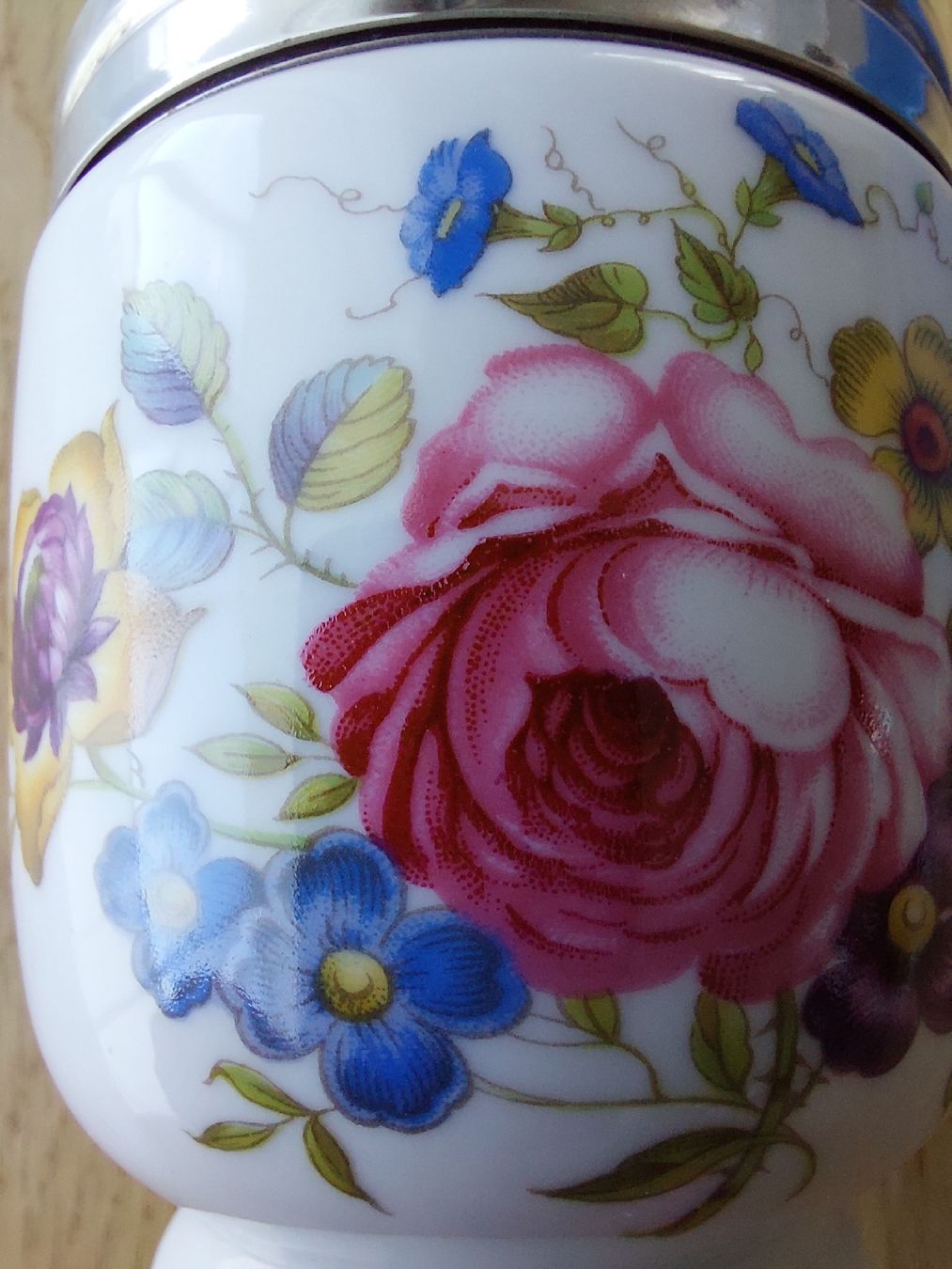 Royal Worcester Altre Stoviglie: Royal Worcester Eierbecher mit Deckel Blumenmuster,Neuwertig – Nuovo (secondo la descrizione) da Frasnacht venduto da mar_dv5s 1