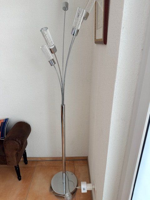 Lampen: Stehlampe mit Chrome-Finish und vier Leuchten – Gebraucht aus Nuerensdorf von ghi_b7xs