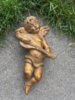 Alte Engelsfigur Putto mit Laute goldfarben zum Aufhängen