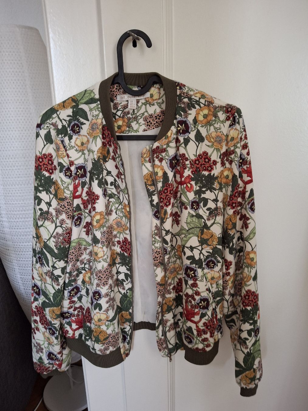 Zara Vestes: Bomber fleuri Zara S – D'occasion à Lausanne par Cognitia