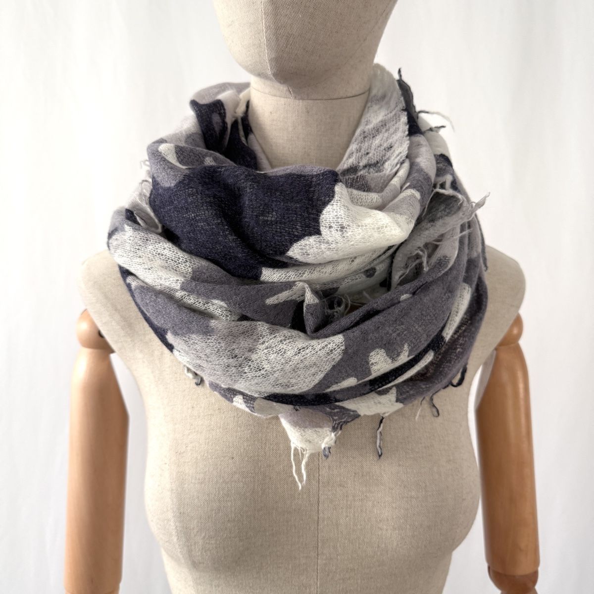 Hemisphere Foulard & Sciarpe: HEMISPHERE Cashmere Scarf – Nuovo (secondo la descrizione) da Emmen venduto da Colette-Juliette 2