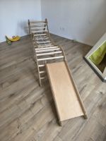 Holzspielturm mit Rutsche und Kletterwand neuwertig