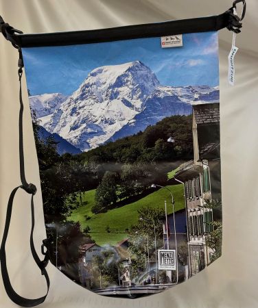 Praktische Umhängetasche mit Bergmotiv, neuwertig!