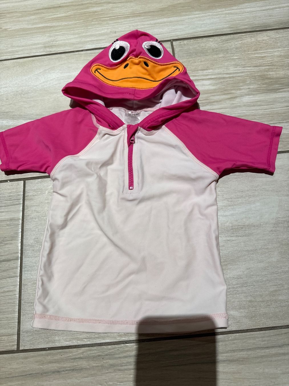 Badekleider & Bikinis: Badeshirt 74/80 – Gebraucht aus Gelterkinden von Familienferien