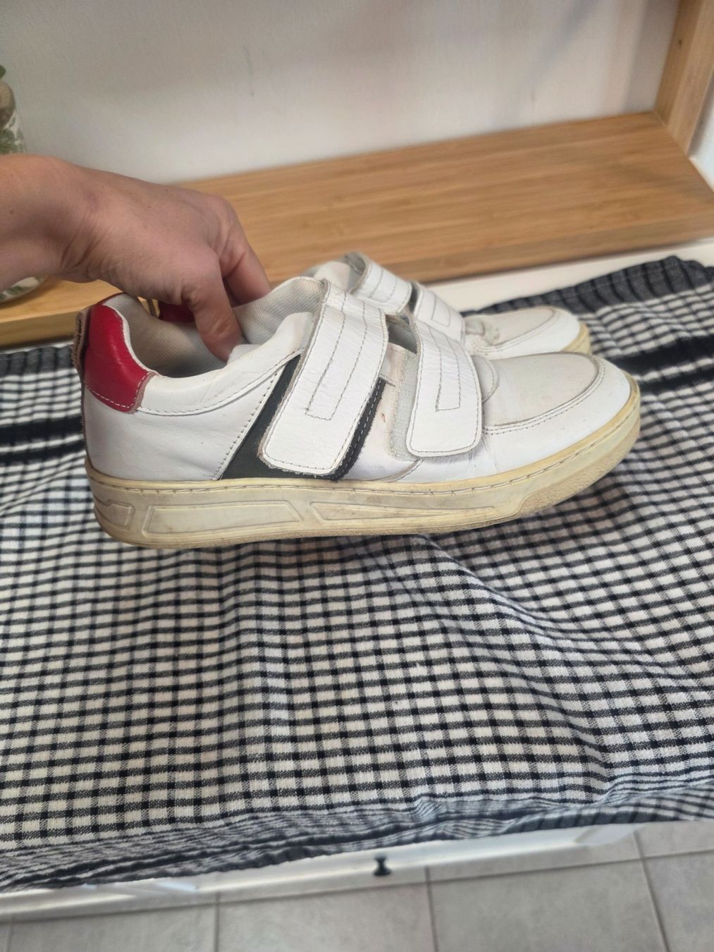 Scarpe da uomo: Weisse Schuhe mit Klettverschluss, Grösse 36 – Usato da Wichtrach venduto da Elenagonzi