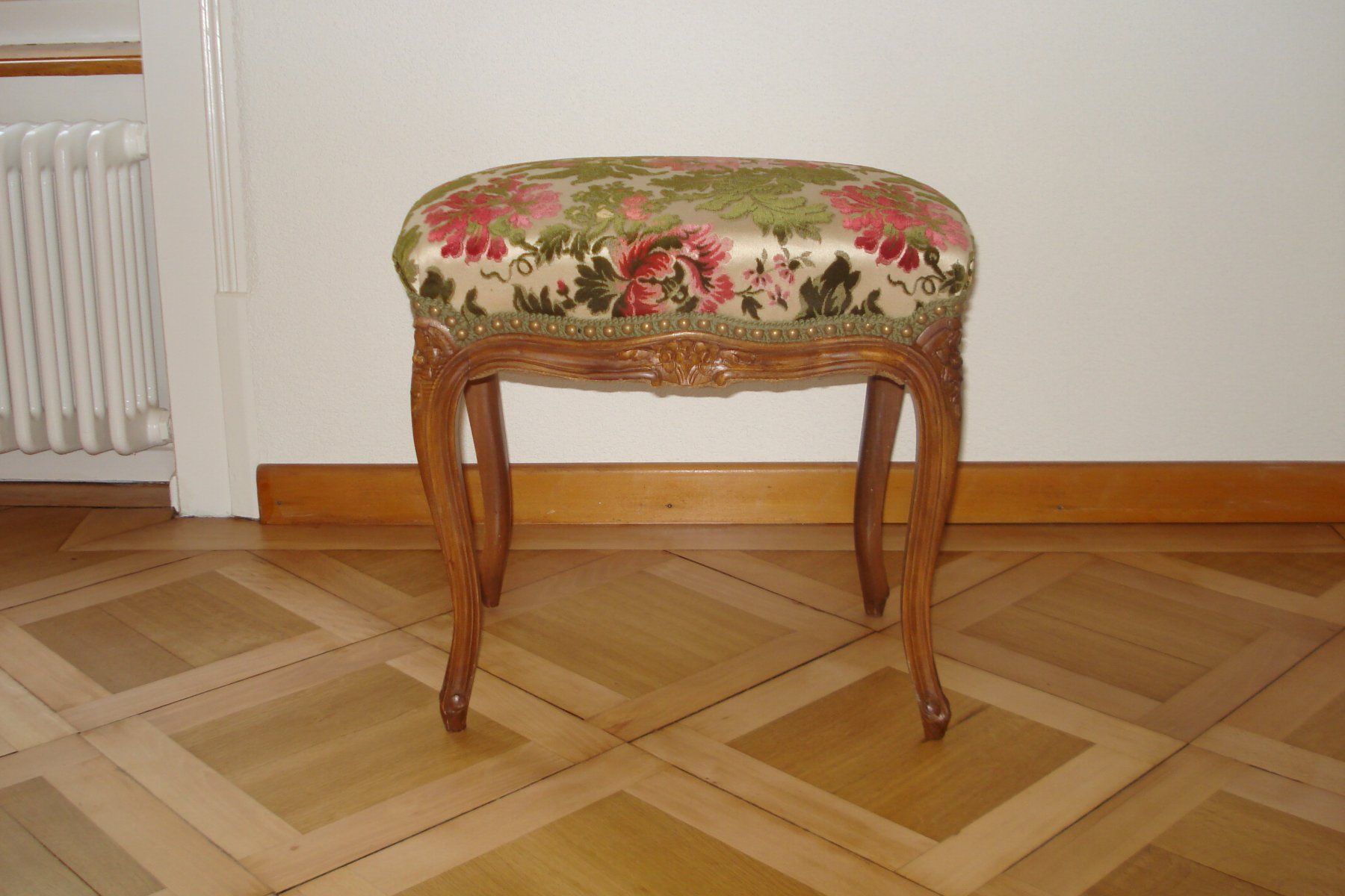 Tabourets: Banquette repose-pieds LS XV – Neuf avec emballage d'origine à Biel/Bienne par milamila02 1