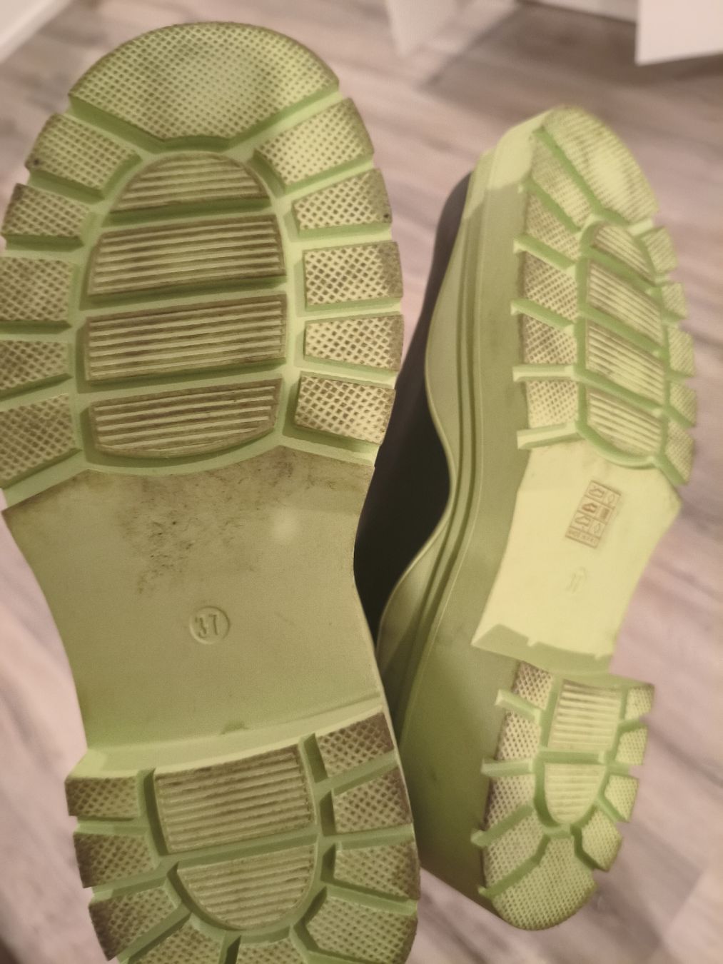 Scarpe da donna: scarpe in plastica – Usato da Bioggio venduto da OresteIronix 2