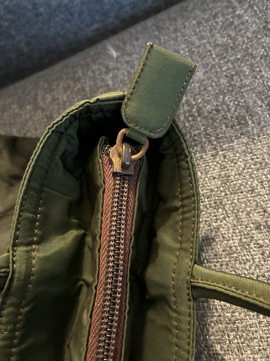 Prada Borse da donna: Sac à main Prada mini triangle en toile kaki  – Usato da Lausanne venduto da Titivintage 6